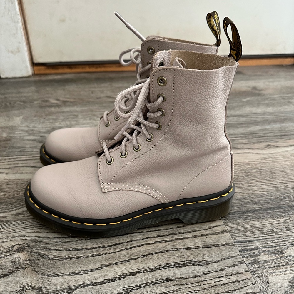 Dr. Doc Martens 1460 Pascal Virginia Leather Taupe Lace Up Boots Womens Size 7